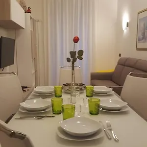 Karina House-check In H 24 , Como Italien