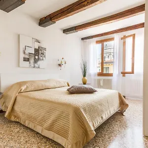 https://accademia-charm-apartments-by-wonderful-italy.hotelinveneto.com